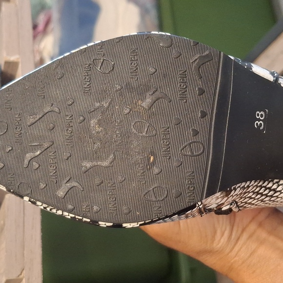 Snakeskin Patterned Ankle Boots - Picture 4 of 8